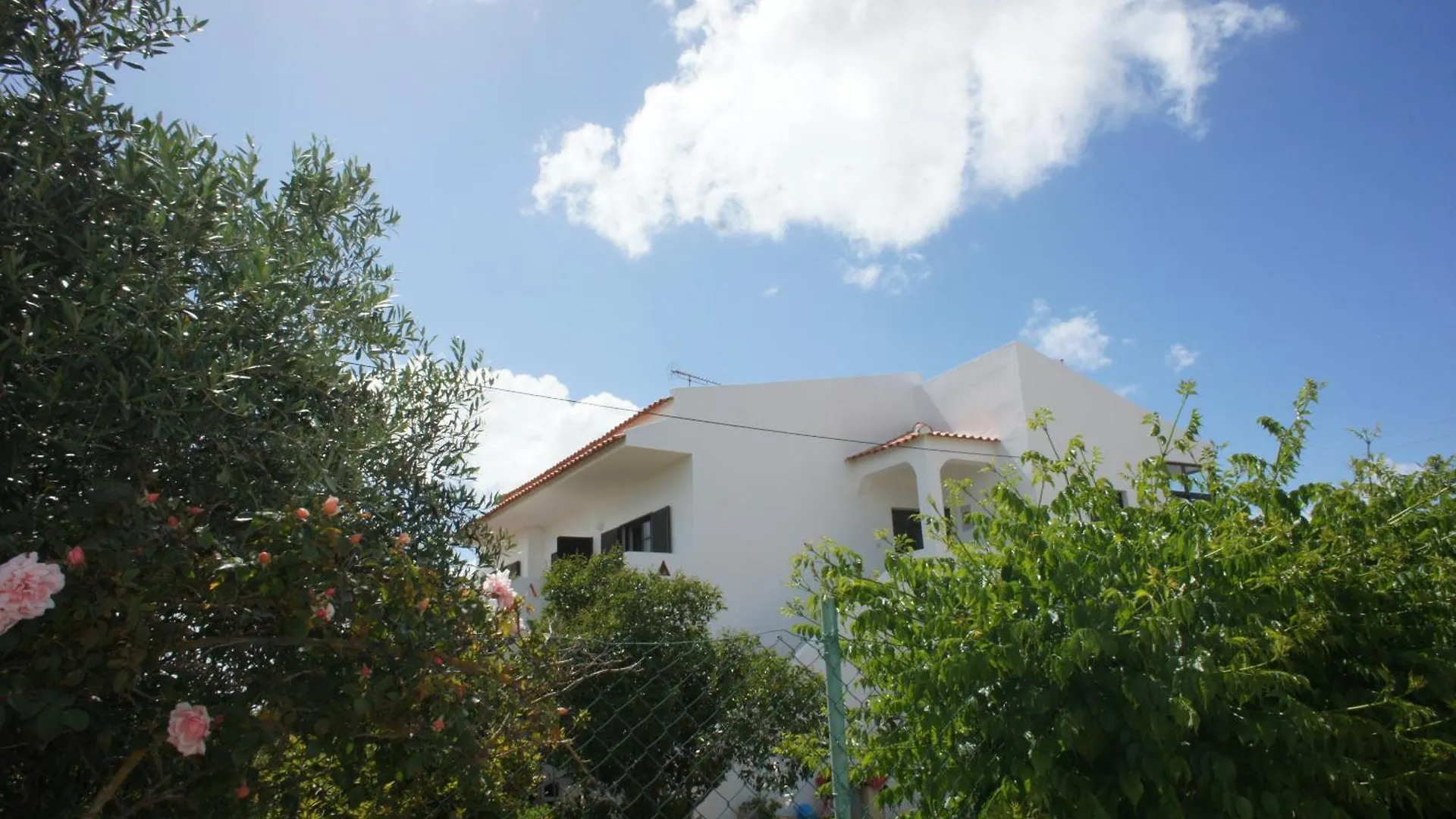 A Spacious 3 Bedroom Apartment In Casa Melia Porches  Porches (Algarve)